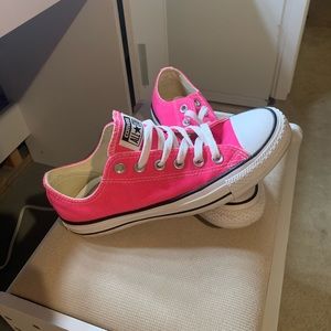 Pink low top converse